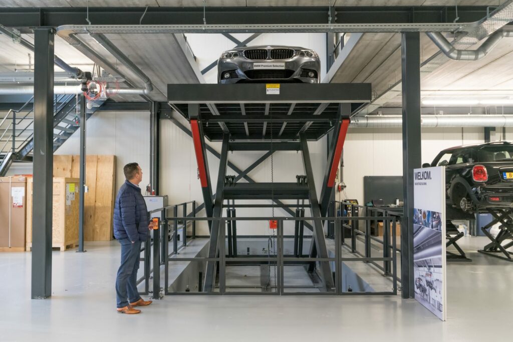 Scissor lift for garage maintenance and detailing